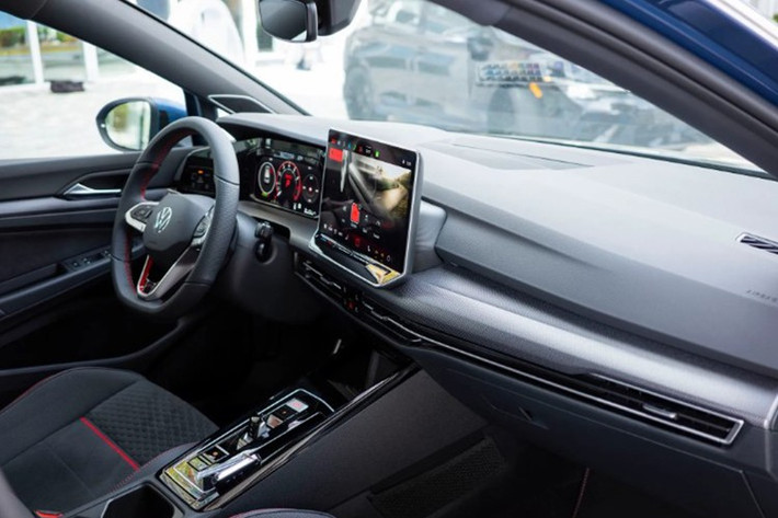 Điều này đồng nghĩa với việc Volkswagen Golf tại Việt Nam hướng nhiều hơn tới khách hàng trẻ yêu thích sự gọn gàng, linh hoạt trong đô thị thay vì ưu tiên không gian rộng rãi.