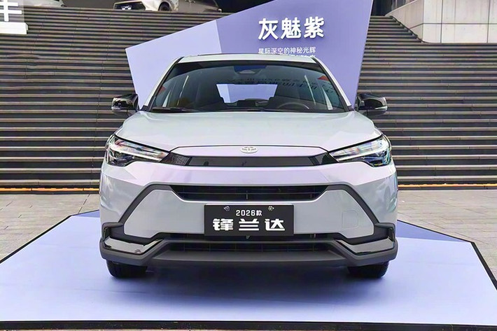 Về thiết kế, Toyota Frontlander 2026 nâng cấp có kích thước tổng thể dài x rộng x cao lần lượt là 4.490 x 1.825 x 1.625 mm, chiều dài cơ sở đạt 2.640 mm. So với bản tiền nhiệm, xe dài hơn 5 mm. Xe được loại bỏ lưới tản nhiệt truyền thống, thay bằng cản trước liền khối phong cách hiện đại. Logo Toyota được dời lên nắp ca-pô, mang đến diện mạo mới lạ so với Corolla Cross bản quốc tế.