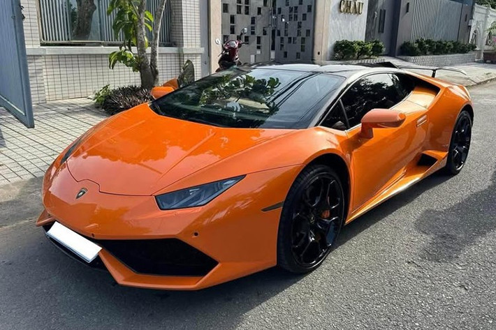 Lamborghini Huracan LP610-4 là 1 chiếc siêu xe rất đẹp mắt tại Việt Nam hiện nay, rất dễ sở hữu vì giá bán khá hấp dẫn, chỉ loanh quanh từ 7 đến 8 tỷ đồng đã có xe trải nghiệm, nhưng bạn phải là người quyết đoán, nếu không sẽ chậm chân so với các tay chơi khác.