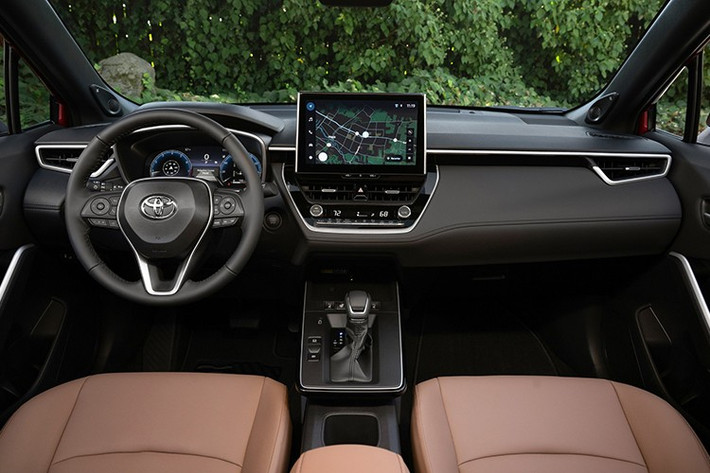 Khối động cơ cho tổng công suất 196 mã lực. Mẫu xe Toyota Corolla Cross Hybrid 2026 mới này có khả năng tăng tốc 0-96 km/h trong 8 giây, đồng thời đạt mức tiêu hao nhiên liệu kết hợp 5,6 l/100 km.