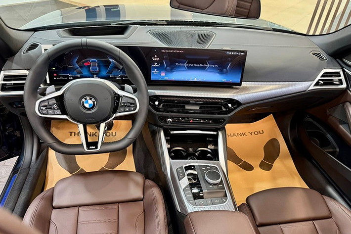 Bên trong khoang lái, BMW 430i Convertible 2025 được hoàn thiện với chất liệu da Nappa cao cấp, đi kèm vô-lăng M-Sport kiểu D-Cut thể thao hơn và lẫy chuyển số. Đáng chú ý, bản nâng cấp lần này bổ sung cụm phím điều khiển dành cho hệ thống kiểm soát hành trình thích ứng, cho phép người lái dễ dàng thiết lập khoảng cách và giới hạn tốc độ trong gói hỗ trợ ADAS.
