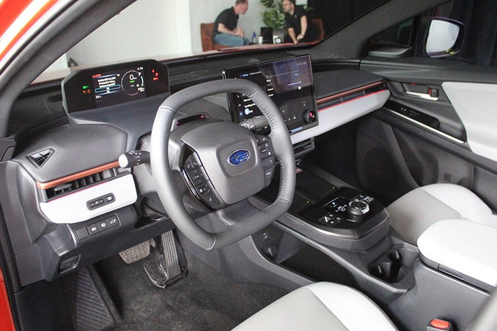 Bên trong, khoang nội thất tối giản với cụm đồng hồ kỹ thuật số 7 inch và màn hình giải trí trung tâm kích thước lớn 14 inch, hỗ trợ Android Auto và Apple CarPlay. Bảng điều khiển trung tâm được thiết kế gọn gàng, trang bị núm xoay chuyển số và sạc không dây kép cho điện thoại.