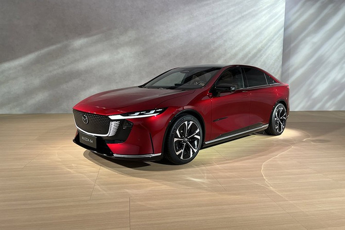 Sau khoảng nửa năm ra mắt tại châu Âu, mẫu sedan điện hoàn toàn mới Mazda 6e đã chính thức có mặt tại các showroom trong khu vực. Mazda vốn nổi tiếng với những dòng xe có thiết kế đẹp trong phân khúc phổ thông và 6e có thể là mẫu sedan ấn tượng nhất của hãng từ trước đến nay.