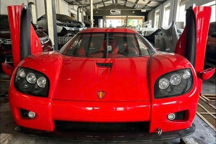 Động cơ đồng hành cùng hộp số sàn 6 cấp cùng hệ dẫn động cầu sau, nhờ đó, Koenigsegg CCX tăng tốc từ vị trí xuất phát 100 km/h trong thời gian dưới 3 giây trước khi đạt vận tốc tối đa 402 km/h.