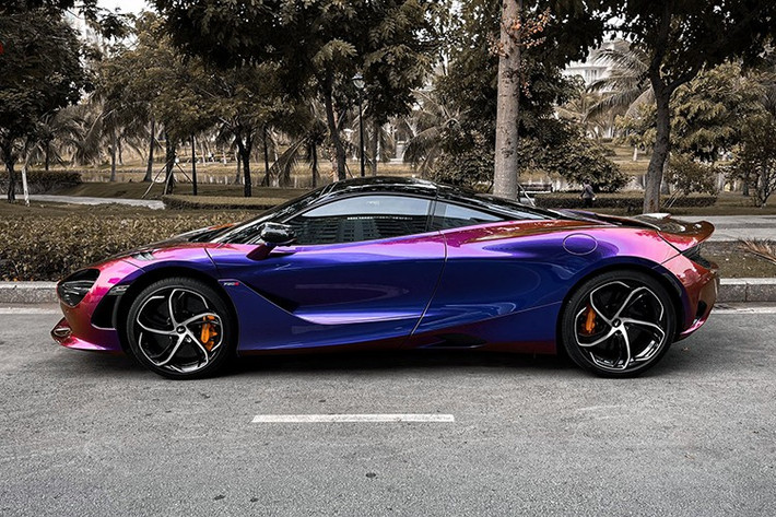 Tại Việt Nam chỉ có đúng 1 chiếc xe McLaren 750S mang màu Cerberus Pearl, chủ xe rất kín tiếng nhưng lại thích lái xe đi khám phá nhiều tỉnh thành phía Nam và hành trình mới nhất, anh đã chạy siêu xe McLaren 750S từ Sài Gòn đi Nha Trang trước khi ghé thăm Đà Lạt, tỉnh Lâm Đồng.