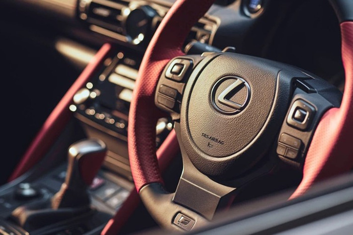 Khoang nội thất của Climax Edition tiếp tục thể hiện tinh thần thể thao với vô-lăng F Sport bọc da hai tông màu đỏ/đen, cần số đặc biệt và cụm đồng hồ kỹ thuật số 8 inch có giao diện đồ họa riêng dành cho phiên bản Climax Edition.