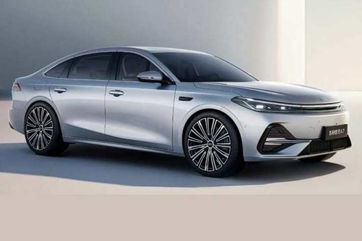 Các tiện ích cao cấp bao gồm: ghế trước sưởi, thông gió, tích hợp loa ở tựa đầu và có tới 8 chế độ massage. Hàng ghế sau có đệm rộng tới 550 mm, ngả 120 độ. Giá bán hiện tại của Galaxy A7 chưa được Geely công bố nhưng dự kiến sẽ trong khoảng 100.000 - 130.000 nhân dân tệ (~363 - 472 triệu đồng).