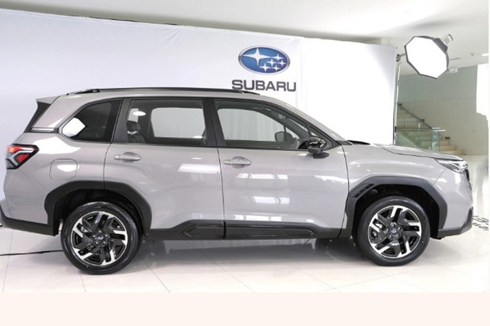 Dù vẫn giữ ngôn ngữ thiết kế quen thuộc, mẫu xe SUV Subaru Forester 2025 sở hữu một số tinh chỉnh ở lưới tản nhiệt, cụm đèn và cản trước mang lại diện mạo mạnh mẽ, hiện đại hơn. Đèn chiếu sáng và đèn hậu đều dùng công nghệ LED, mâm xe kích thước 18 inch.