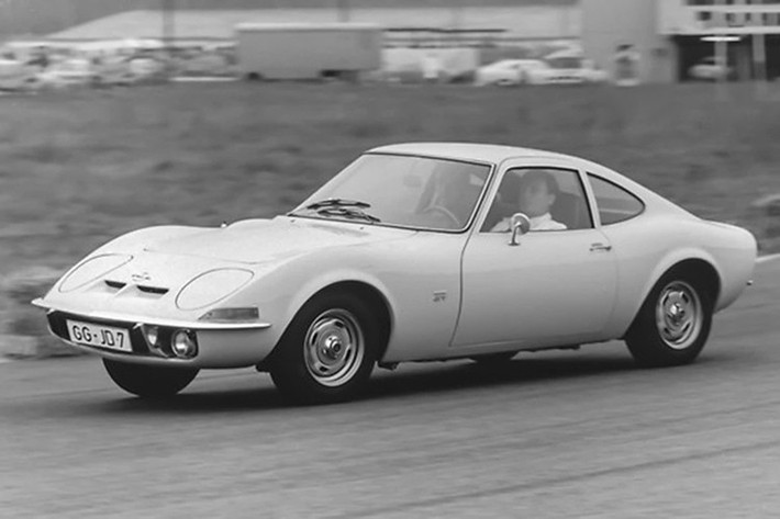 Tại một số thị trường, các trang bị tiêu chuẩn như bộ vi sai chống trượt giới hạn , thanh chống lật trước và sau, cửa sổ sau có sưởi và đèn khoang động cơ là trang bị tiêu chuẩn, mặc dù hầu hết xe được giao hàng đều không có những trang bị này.