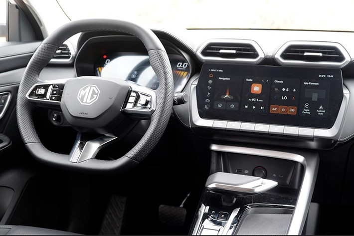 Bên trong MG ZS 2025 là không gian nội thất mới với thiết kế tối giản nhưng khá phong cách. Có vẻ như nội thất của xe được lấy cảm hứng thiết kế từ người anh em MG One. Ở hai bản thấp, xe được trang bị màn hình thông tin giải trí 10,25 inch và ghế chỉnh cơ.