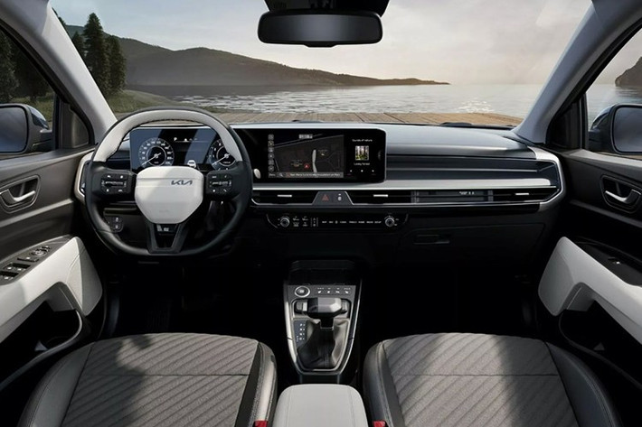 Không gian nội thất của Stonic 2026 được nâng cấp đáng kể với bảng điều khiển hoàn toàn mới và cụm màn hình kỹ thuật số kép 12,3 inch. Các nút bấm điều hòa vật lý đã được lược bỏ, thay vào đó là giao diện điều khiển thông qua màn hình cảm ứng trung tâm.