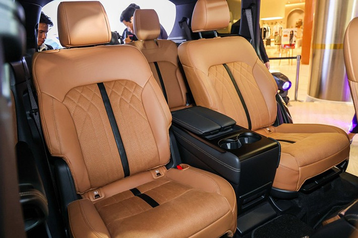 Ghế lái và ghế phụ phía trước đều chỉnh điện 10 hướng, ghế lái có thêm chức năng nhớ vị trí và cá nhân hóa người dùng. Ghế ngồi được bọc da Nappa màu nâu, dành riêng cho thị trường Malaysia.
