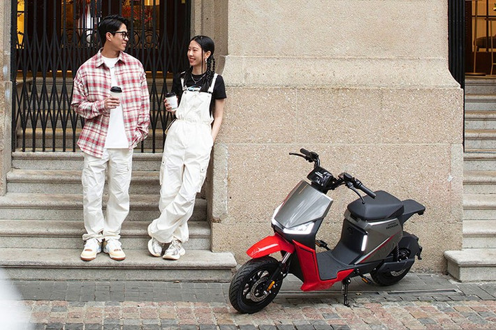 Về khả năng vận hành, Honda S09R được trang bị động cơ điện công suất 400 W, cho khả năng tăng tốc êm ái và ổn định, đặc biệt ở dải tốc độ thấp. Xe có vận tốc tối đa khoảng 25 km/h, phù hợp với điều kiện giao thông đô thị và khu dân cư.