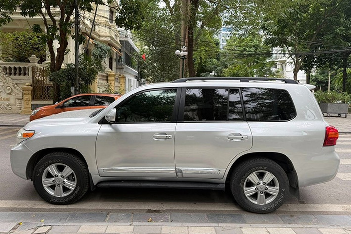 Dù Toyota Land Cruiser nói chung và phiên bản đời 2014 không phải là dòng xe hiếm gặp trên thị trường xe cũ, người bán cho rằng chiếc xe trong bài thuộc diện "độc" nhờ được nhập khẩu từ Mỹ và sở hữu nhiều trang bị cao cấp hơn so với các bản phân phối phổ thông.