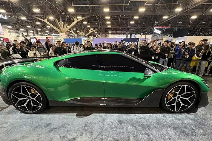 Dreame Nebula 1 sở hữu kiểu dáng đậm chất thể thao và mang phong cách xe đua. Dù vẫn có nét tương đồng với siêu xe Brouillard như đường gấp khúc ở cột C nhưng tân binh đến từ Trung Quốc không còn dấu vết của lưới tản nhiệt hình móng ngựa đặc trưng của Bugatti.