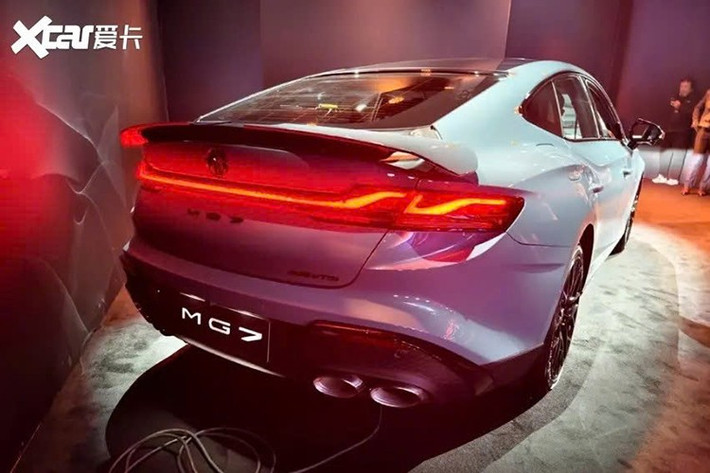 Nằm bên dưới nắp ca-pô của MG7 2026 ở thị trường Trung Quốc tiếp tục là hai loại động cơ xăng 4 xi-lanh, tăng áp. Động cơ 1.5L cho công suất tối đa 188 mã lực và mô-men xoắn cực đại 300 Nm. Động cơ kết hợp hộp số ly hợp kép ướt 7 cấp.