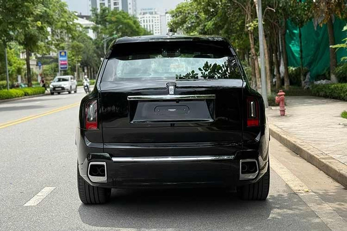 Xe có thể đạt 100 km/h từ vị trí đứng yên chỉ tốn 5,2 giây, vận tốc tối đa là 250 km/h. Mức tiêu hao nhiên liệu nhà sản xuất công bố ở dải 16–17 lít/100 km, phù hợp với cấu hình động cơ V12 và khối lượng của một SUV cỡ lớn. Trải nghiệm thực tế có thể thay đổi tùy điều kiện vận hành, địa hình và phong cách lái.