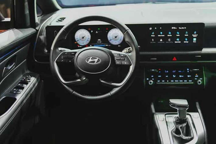 Bên trong cabin, Stargazer 2026 mới được cho là sẽ có những nâng cấp đáng chú ý. Một số hình ảnh rò rỉ trước đó cho thấy xe có thể sử dụng cụm màn hình kép cho bảng đồng hồ và hệ thống giải trí, đồng thời bổ sung thêm các tính năng hỗ trợ lái tiên tiến thuộc gói an toàn ADAS.