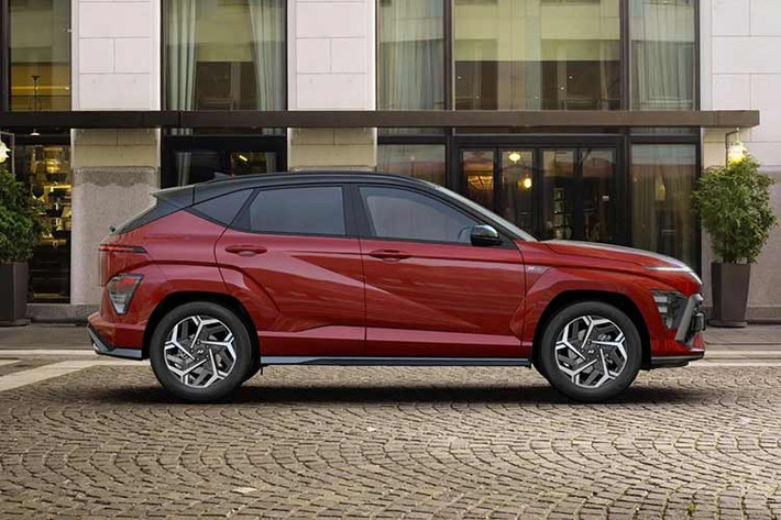 Hyundai Kona bản xăng có sẵn với động cơ ba xi-lanh 1.0 lít hoặc động cơ bốn xi-lanh 1.6 lít, sản sinh công suất lần lượt là 115 và 150 mã lực. Ngoài ra còn có phiên bản hybrid 1.6 lít với động cơ điện 32 kW, cho tổng công suất 138 mã lực. Kona chạy hoàn toàn bằng điện được trang bị pin 65,4 kWh và động cơ 160 kW, công suất 218 mã lực, tăng tốc từ 0 đến 100 km/h trong 7,8 giây.