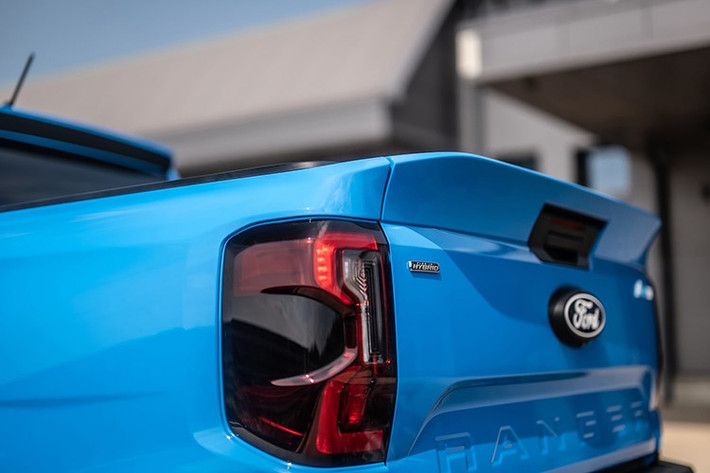 Phiên bản này sử dụng hệ truyền động kết hợp giữa động cơ xăng tăng áp 2.3L và mô-tơ điện, cho tổng công suất 277 mã lực và mô-men xoắn cực đại 697 Nm.