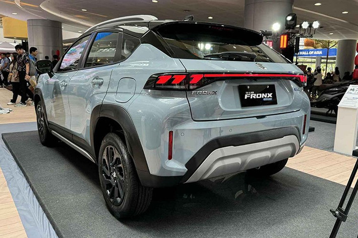 Tất cả phiên bản đều dùng hệ thống treo trước MacPherson, treo sau dạng dầm xoắn, phanh đĩa trước, phanh tang trống phía sau, bình xăng 37 lít và bộ lốp kích thước 195/60.