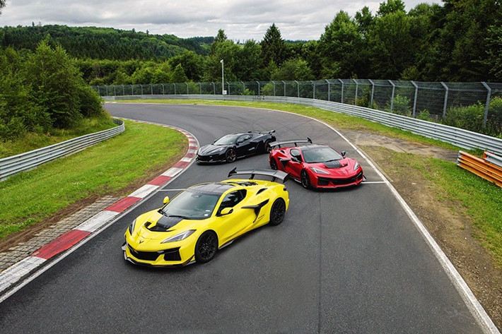 Nordschleife với Corvette C8 ZR1X khi hoàn thành một vòng đua tại Đức với thành tích đáng kinh ngạc: 6 phút 49 giây. Điều đáng kinh ngạc không phải ở thời gian chạy một vòng, mà là ở người đàn ông ngồi sau tay lái.