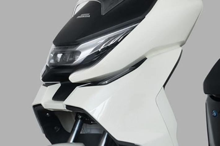 Xe điện Honda Sundiro DM8B là sản phẩm được phát triển và sản xuất bởi liên doanh Sundiro Honda tại Trung Quốc. Xe sử dụng ắc quy chì với điện áp 72V và dung lượng 32Ah, tương đương với công suất lưu trữ khoảng 2,3 kWh.