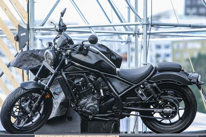 Về an toàn, xe sử dụng phanh đĩa đơn trước và sau, kết hợp vành đúc đa chấu. Bánh trước kích thước 18 inch đi kèm lốp 130/70B18, trong khi bánh sau 16 inch với lốp 180/65B16. Rebel 1100 có trọng lượng 236 kg và bình xăng dung tích 13,6 lít.