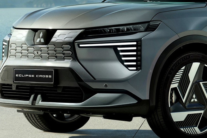 Về khả năng vận hành, Eclipse Cross EV được trang bị động cơ điện đặt trước cho công suất 215 mã lực, đi kèm bộ pin dung lượng 87 kWh, mang lại phạm vi hoạt động khoảng 600 km theo tiêu chuẩn WLTP. Pin hỗ trợ sạc nhanh công suất tối đa 150 kW và sử dụng hệ thống làm mát bằng chất lỏng.