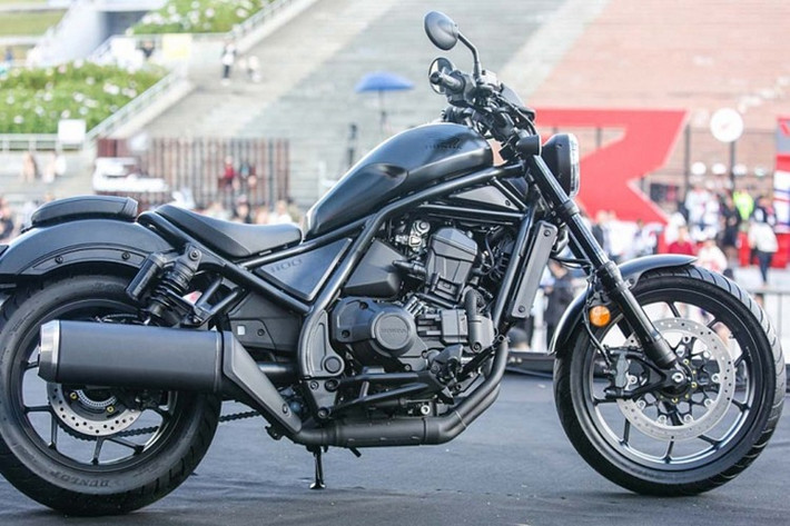 Hệ thống treo được đánh giá cao với phuộc ống lồng trước đường kính 43 mm, giảm chấn thủy lực có khả năng chỉnh tải. Phía sau là giảm xóc lò xo đôi tích hợp bình chứa khí nén, cũng hỗ trợ điều chỉnh tải trọng.