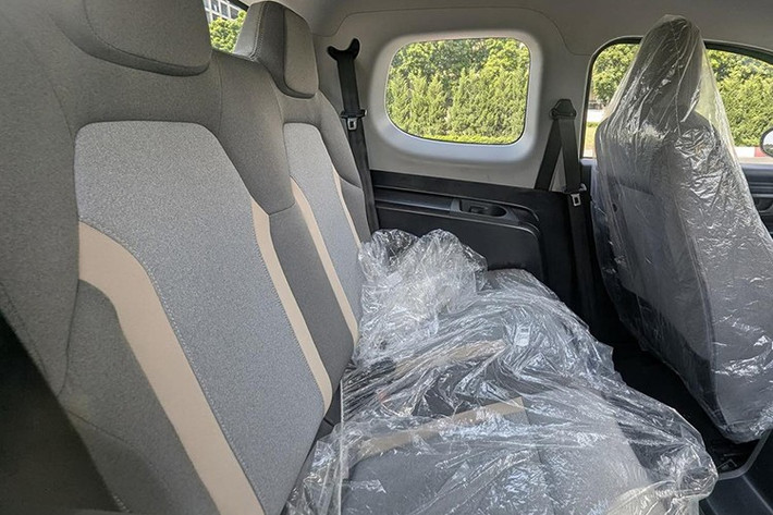 VinFast Minio Green được Xanh SM phân phối với mức giá 269 triệu đồng, rẻ hơn khoảng 30 triệu đồng so với VF3. Với giá này, xe trở thành đối thủ trực tiếp của Kia Morning, Hyundai i10 và Toyota Wigo, nhưng có lợi thế vượt trội về chi phí vận hành thấp trong bối cảnh giá xăng dầu ngày càng tăng cao.