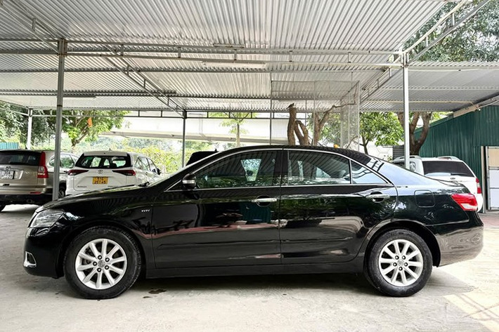 Nếu nhìn vào con số ODO khoảng 130.000 km trên chiếc Toyota Camry 2010 trong bài viết này, thực tế đây không phải mức quá cao cho một chiếc xe đã trải qua 15 năm sử dụng. Tính trung bình, xe chỉ chạy chưa tới 9.000 km mỗi năm – thấp hơn đáng kể so với mức phổ biến 12.000–15.000 km/năm của nhiều gia đình Việt.
