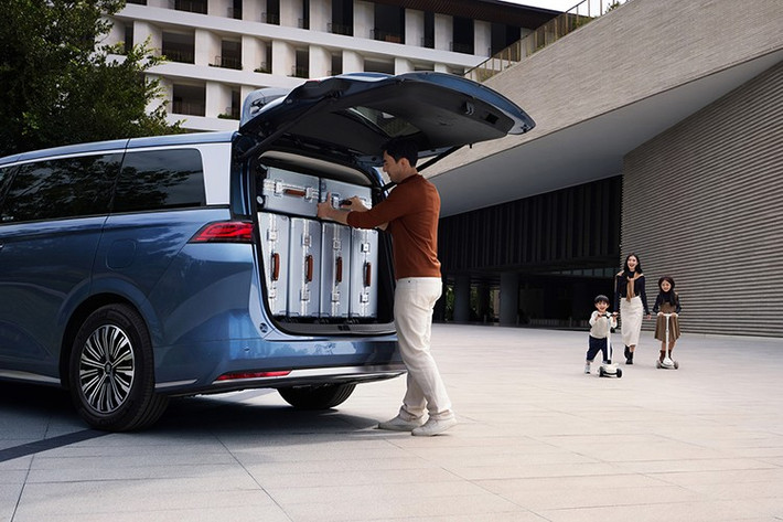 Mẫu xe được trang bị công nghệ Super Hybrid DM-i thế hệ thứ 5, với động cơ xăng 1.5L tăng áp hiệu suất cao kết hợp cùng mô-tơ điện mạnh mẽ, mang đến khả năng vận hành vượt trội. Mẫu MPV này có khả năng leo dốc nghiêng lên đến 30 độ, tăng tốc 0-100 km/h trong 8,5 giây trước khi đạt tốc độ tối đa 180 km/h.