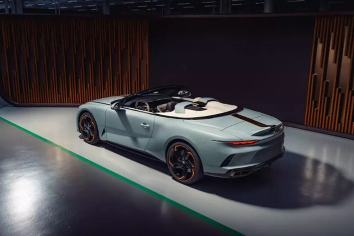 Với mức giá bán dự kiến hơn 1,65 triệu bảng Anh (khoảng 50,3 tỷ đồng), Bentley Batur Convertible không chỉ là phương tiện di chuyển, mà là biểu tượng cá nhân hóa, tuyên ngôn phong cách và sự khéo léo của kỹ nghệ thủ công Anh quốc.