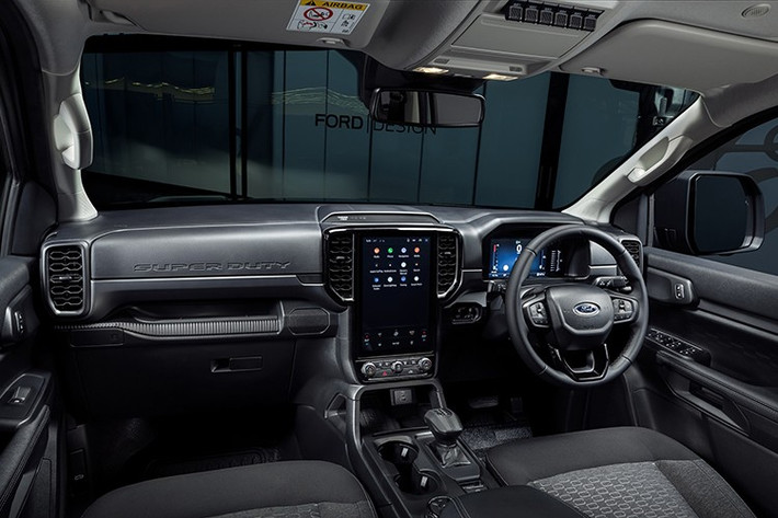 Công nghệ hỗ trợ người lái cũng được Ford chú trọng, bao gồm hệ thống hỗ trợ lùi khi kéo rơ-moóc Pro-Trailer Backup Assist, camera 360 độ, cảnh báo điểm mù (Blind Spot Monitoring), phanh khẩn cấp tự động...