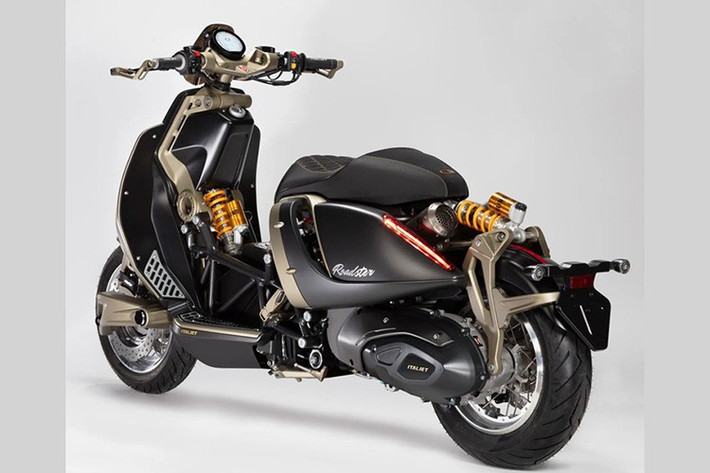 Hệ thống treo của Roadster 400 được Italjet phát triển riêng với tên gọi DLAS (Dual Link Articulated Suspension) – một cơ cấu treo tách biệt hoàn toàn chuyển động lái và phuộc trước, giúp tăng độ chính xác, giảm trọng lượng, đồng thời nâng cao độ ổn định trên mọi loại đường.