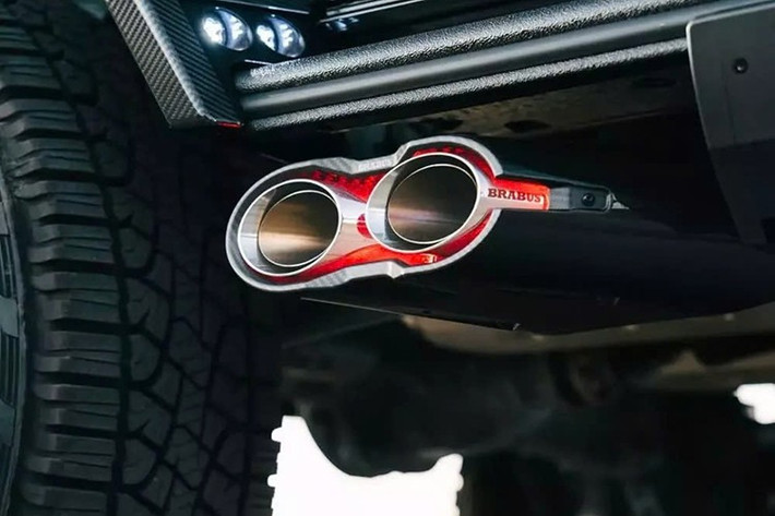 Bậc lên xuống của xe bán tải Brabus 800 XLP Adventure đặcb biệt này có thể chỉnh điện, có đèn chiếu sáng cũng được trang bị, và để dễ dàng ra vào hơn, cửa sau đã được điều chỉnh để mở tối đa 90 độ.