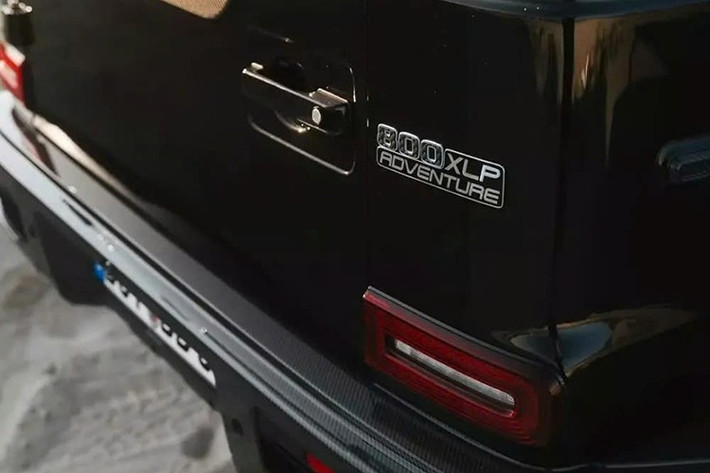 Việc chuyển đổi thành xe bán tải chính là điểm nhấn nổi bật ngay từ cái nhìn đầu tiên. Nhưng thùng xe mở phía sau khoang hành khách không phải là điểm đặc biệt duy nhất, vì nó còn được trang bị bộ bodykit thân rộng, với các vòm bánh xe, nắp capo mới, cản trước khác biệt, lưới tản nhiệt khác biệt và 1 số thay đổi khác.