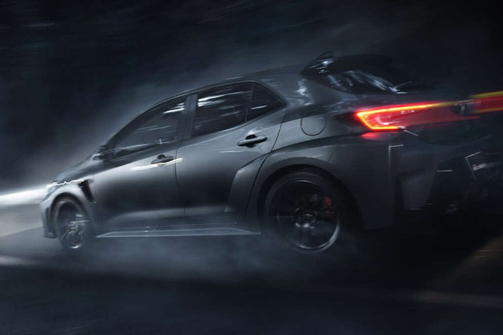 Toyota GR Corolla 2026 được áp dụng thêm 13,9 mét keo kết cấu, nâng tổng chiều dài lên 32,7 mét, tập trung vào phần đầu xe, sàn và hốc bánh sau.