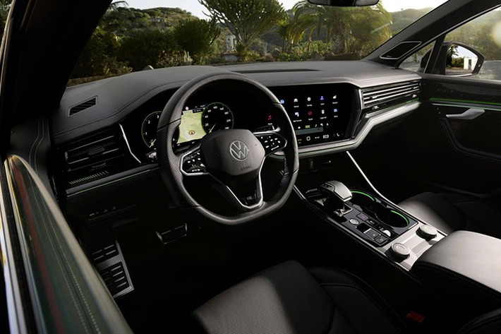 Volkswagen Touareg hiện tại dùng chung nền tảng kỹ thuật với Audi Q7, Audi Q8, Porsche Cayenne, Bentley Bentayga và Lamborghini Urus, nhưng chưa bao giờ đạt được mức độ phổ biến tương tự những người anh em của mình. Đây có thể là một trong những lý do khiến Volkswagen quyết định khai tử dòng xe này.
