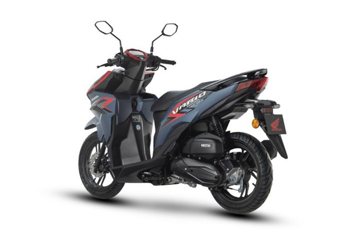 Hệ thống phanh gồm đĩa thủy lực ở bánh trước và phanh tang trống ở bánh sau, được tích hợp hệ thống phanh kết hợp CBS thay vì ABS. Hệ thống treo gồm phuộc ống lồng phía trước và giảm xóc đơn phía sau có khả năng điều chỉnh tải trước.