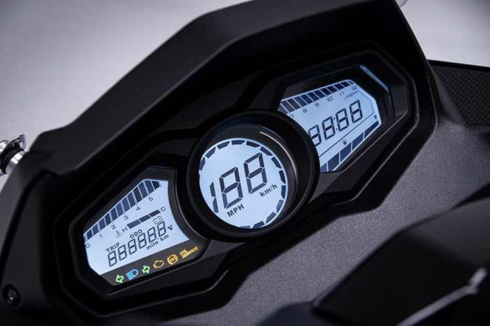 Xe được trang bị kính chắn gió có thể điều chỉnh ở hai mức, giúp bảo vệ người lái khỏi gió và bụi khi di chuyển nhanh. Khoang chứa đồ dưới yên xe rộng rãi, đủ để cất mũ bảo hiểm và nhiều vật dụng cá nhân. Yên sau cũng được thiết kế thoải mái cho người ngồi phía sau.