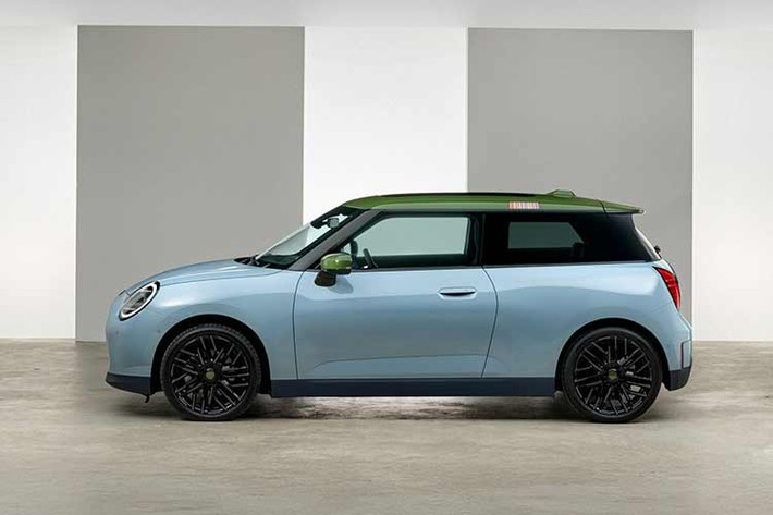 Mẫu xe Mini Paul Smith Edition 2026 dẫn động cầu trước trong hình có màu trắng Inspired White, cùng với phần mái được sơn màu xanh Nottingham Green tạo nên sự tương phản ngọt ngào và vẻ ngoài không thể nhầm lẫn.