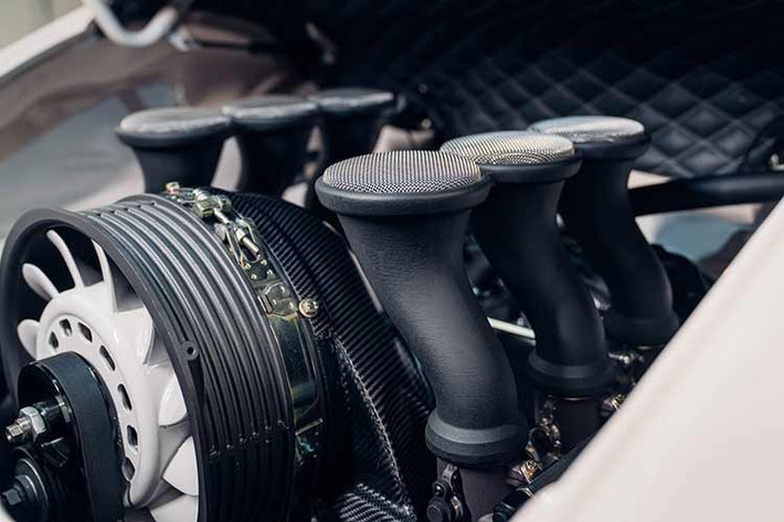 Khi muốn “kín tiếng”, chủ xe chỉ cần bấm nút để chuyển hệ thống xả từ ồn ào sang êm ái. Hiện đại hơn nữa là hệ thống giảm chấn bán chủ động TracTive với 5 mức điều chỉnh qua núm xoay trên cột lái.