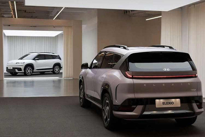 Đặc biệt, khả năng sạc nhanh là một điểm nhấn của mẫu xe này. Theo hãng xe Hàn Quốc công bố, nó có thể sạc từ 10% lên 80% chỉ trong 38 phút thông qua bộ sạc 350 kW. Về mặt an toàn, Elexio sẽ được trang bị hàng loạt hệ thống hỗ trợ lái xe tiên tiến (ADAS), cung cấp khả năng lái xe tự động cấp độ 2...