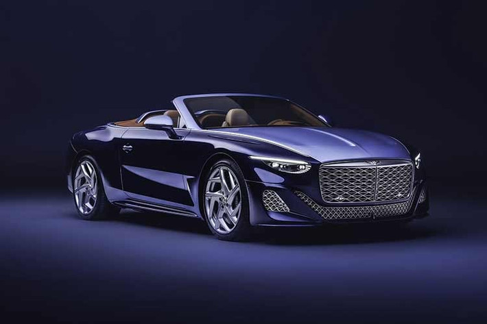 Một khách hàng giàu có đã đặt hàng cho mình một chiếc Bentley Batour siêu sang đáp ứng không dưới 4 tiêu chí "lần đầu tiên". Chưa từng có chiếc Bentley nào sở hữu lớp sơn ba tông màu theo sở thích của chủ nhân, hay đèn chào mừng được thiết kế bởi chính người mua chiếc xe mui trần siêu sang này.