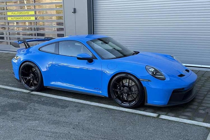 Những người sở hữu 911 GT3 gần đây đang "giữ" xe của họ, cố gắng không bán với giá quá thấp. Hiện trên thị trường chưa thấy một chiếc nào đời 2023 được bán với giá dưới 250.000 USD vào năm 2025, mặc dù ban đầu chúng ta có thể được mua với giá chỉ 220.000 USD trên thị trường xe cũ.