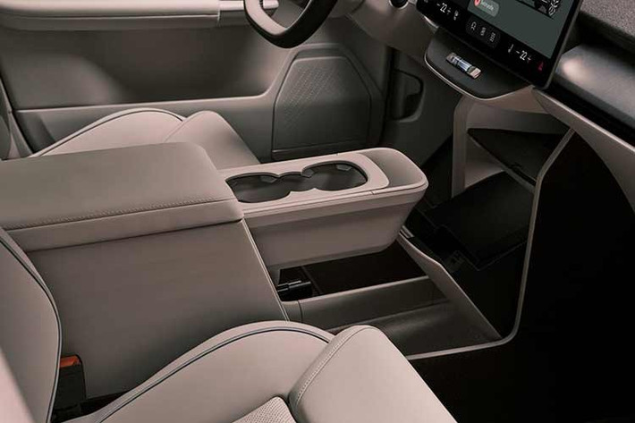 Bộ pin của EX60 được Volvo bảo hành 10 năm, một điểm đáng chú ý khi đây là nền tảng hoàn toàn mới. Xe được phát triển trên kiến trúc SPA3, kết hợp hệ thống tính toán HuginCore, mang đến nhiều công nghệ mới như pin dạng cell-to-body, công nghệ đúc khung “mega casting” và động cơ điện thế hệ mới do Volvo tự phát triển.