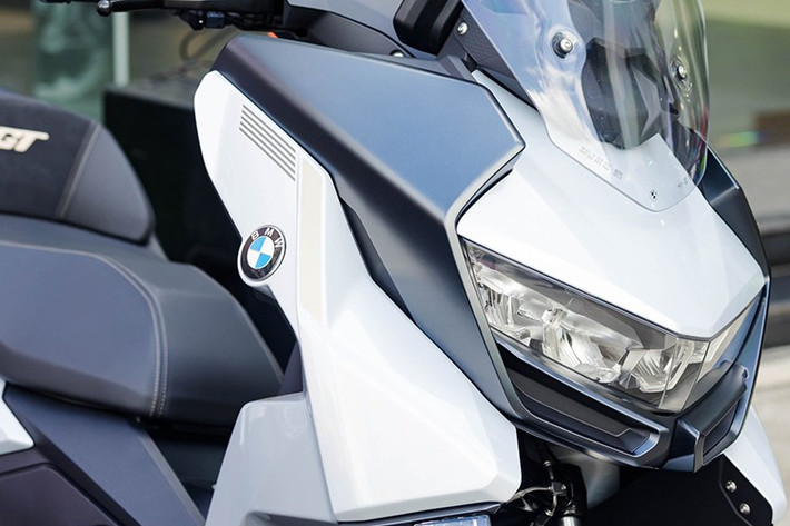 Về trang bị an toàn, mẫu xe tay ga phân khối lớn BMW 400 GT thế hệ mới cho thấy sự vượt trội rõ rệt. Xe sở hữu phanh đĩa đôi 265 mm phía trước với kẹp phanh bốn piston, phanh sau 265 mm và ABS hai kênh.