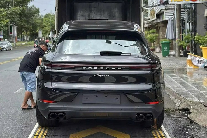 Porsche Cayenne 2024 không có nhiều thay đổi đáng kế về ngoại thất. Khác biệt có thể nhận ra chút ít ở phần đầu xe với nắp capô và cụm đèn trước công nghệ Matrix LED, là trang bị tiêu chuẩn và HD Matrix LED tùy chọn. Cụm đèn hậu đuôi xe được thiết kế nổi khối 3D, khung biển số được tích hợp vào phần cản sau.